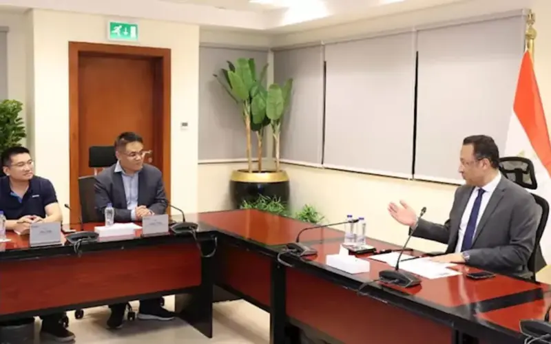 وزير الاتصالات يبحث مع شركة هونر خططها المستقبلية لتصنيع الهواتف بمصر